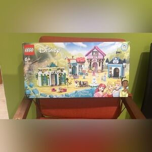 LEGO Disney Princess Market Adventure Play-set. 817 Pieces. Ages 6+. NWT.